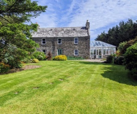 Cosy, Coastal Retreat with a Large Garden