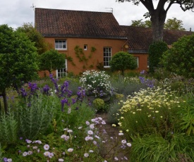 Unique cosy cottage with stunning gardens