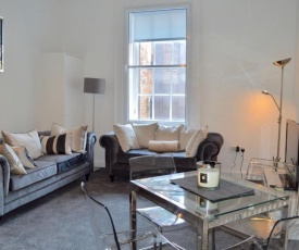 3 Bedroom spacious modern flat in the city centre