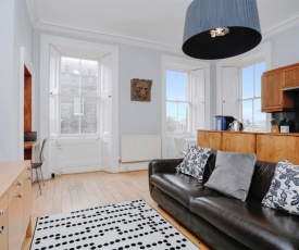 ALTIDO 2-BR Apt directly next to Edinburgh Castle