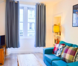 Bright & cosy home near city centre! Sleeps 4