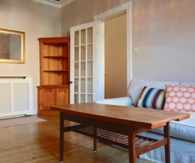 Bright and Spacious Leith Flat Sleeps 5