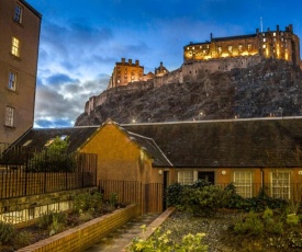 Castle view&Grassmarket studio flat with Luxury bathroom