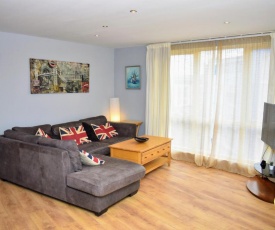 Coburg Street - Ideal 3BR in Leith, 25-min to Princes St w parking