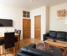 Cozy Apartment Beside Edinburgh Castle!!!