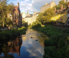 Dean Village - Lovely 2 bed in picturesque Dean Village with balcony and private parking