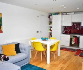 Modern 2 Bedroom Top Floor Flat in Edinburgh