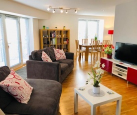 Remarkable 2 Bed Apartment in Edinburgh