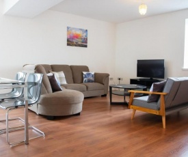 Spacious & Contemporary Flat with Secure Parking