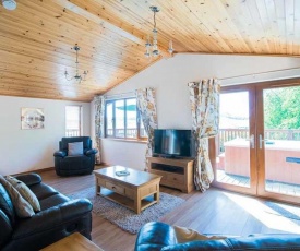 Tawny Lodge with Hot Tub near Cupar Fife