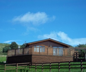 Woodpecker Lodge with Hot Tub near Cupar Fife