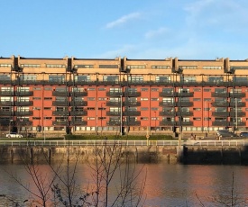 City Centre Riverside Apartment with private parking