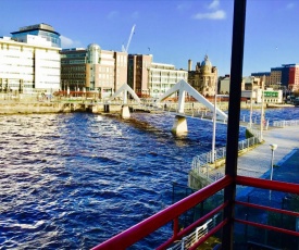 Glasgow City Centre Flat with River Views and Parking