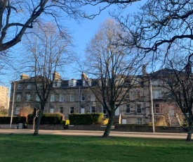 Historic Perth townhouse apartment w. park view